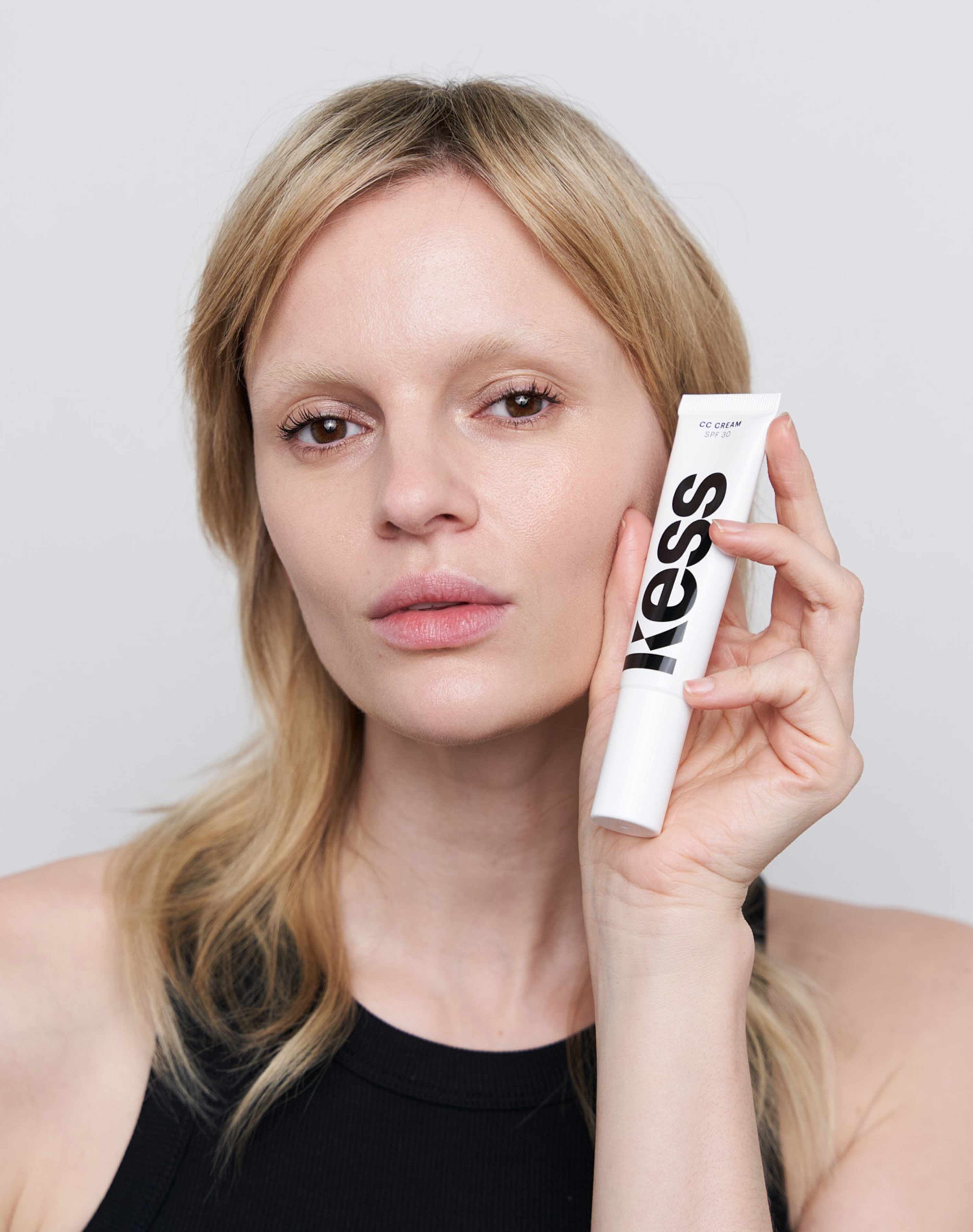 ; Ann trägt die CC Cream in Fair
