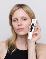 fair; Ann trägt die CC Cream in Fair