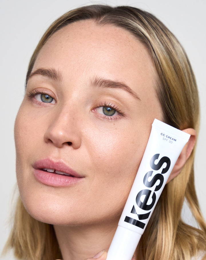 cc-cream-spf-30; light: Jennifer trägt die CC Cream in Light