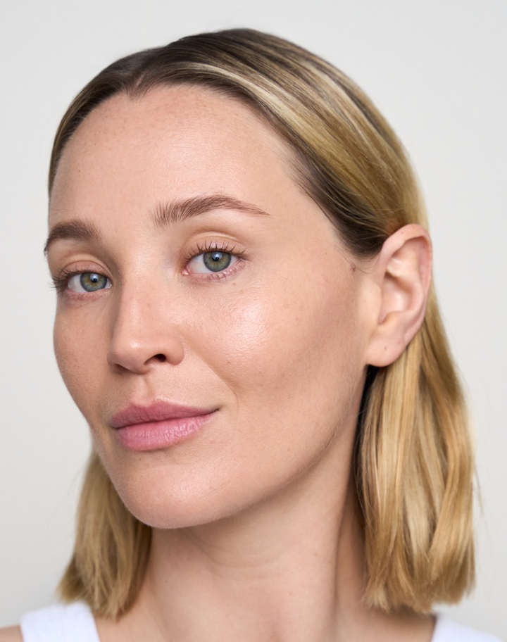 cc-cream-spf-30; light: Jennifer trägt die CC Cream in Light