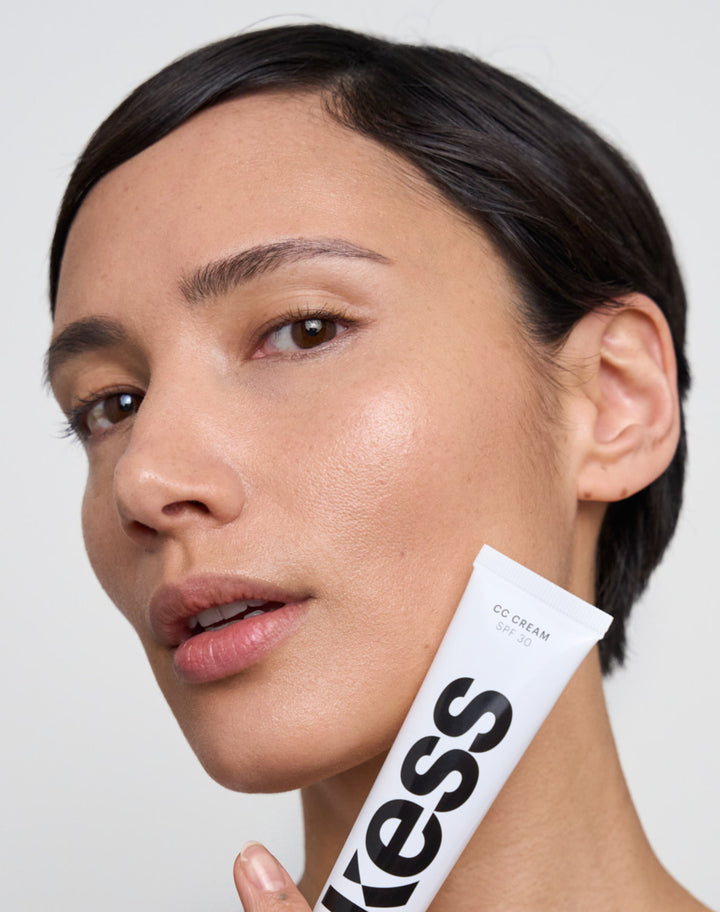 cc-cream-spf-30; medium: Charmie trägt die CC Cream in Medium