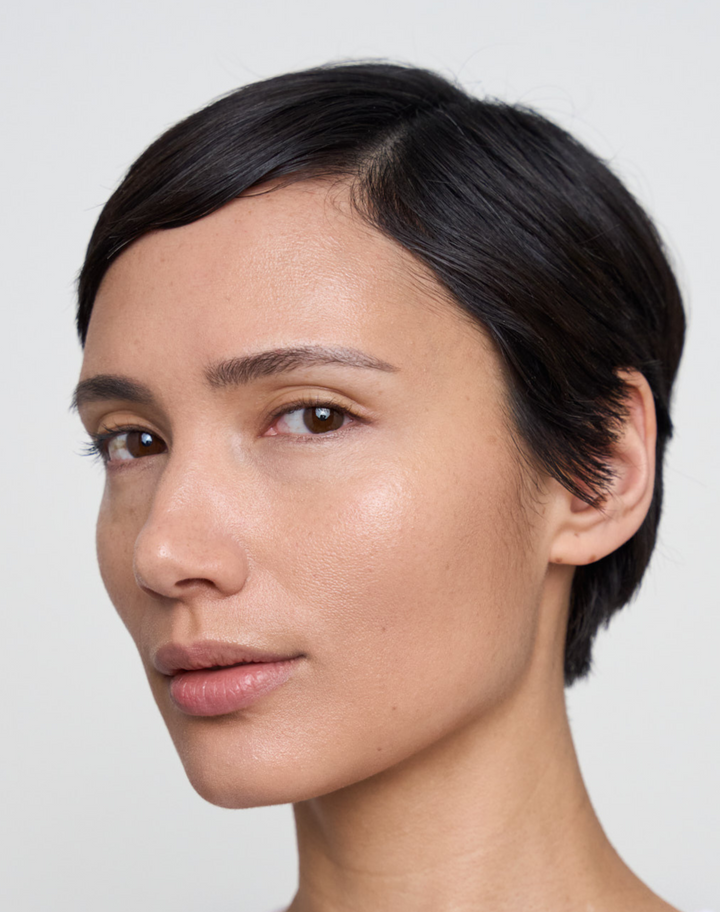 cc-cream-spf-30; medium: Charmie trägt die CC Cream in Medium