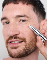 light-to-medium; Lin trägt den Concealer in Light to Medium