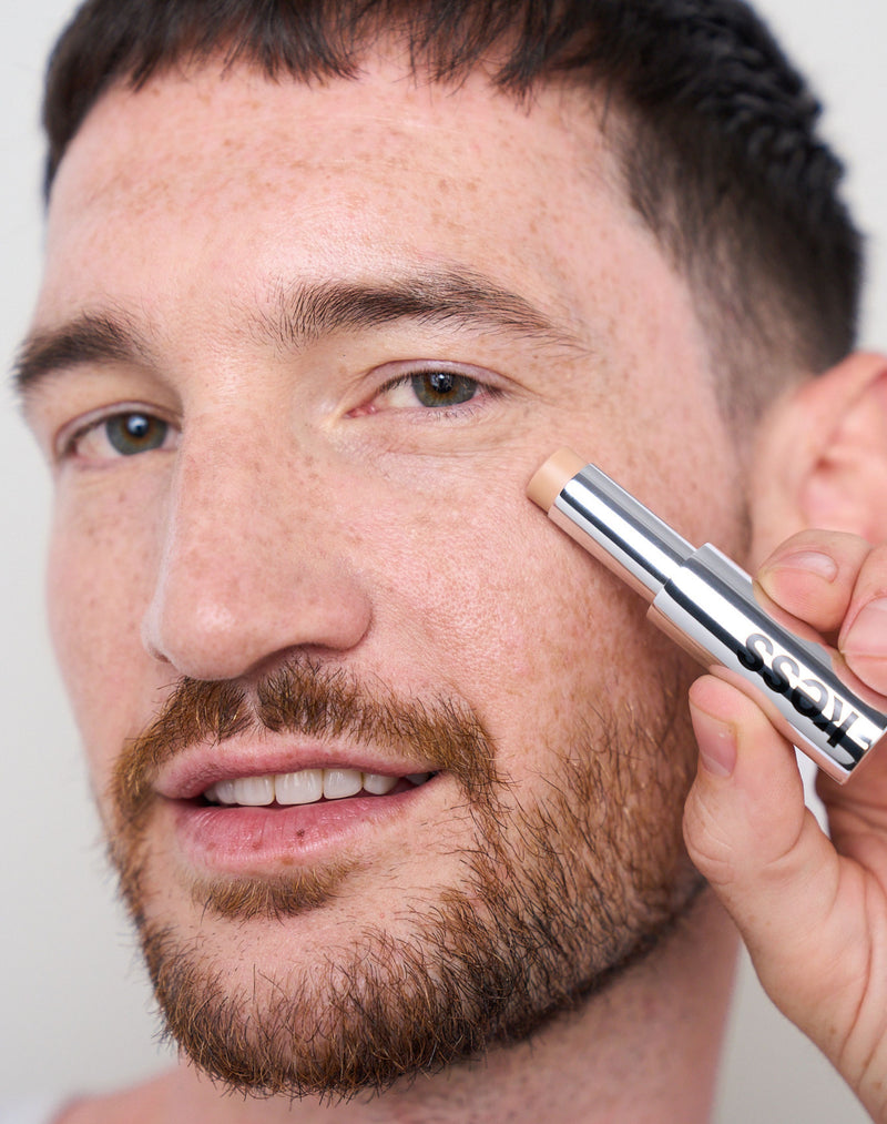 light-to-medium; Lin trägt den Concealer in Light to Medium