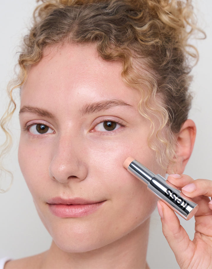 concealer-stick-spf-20; light-2: Clara trägt den Concealer in Light 2