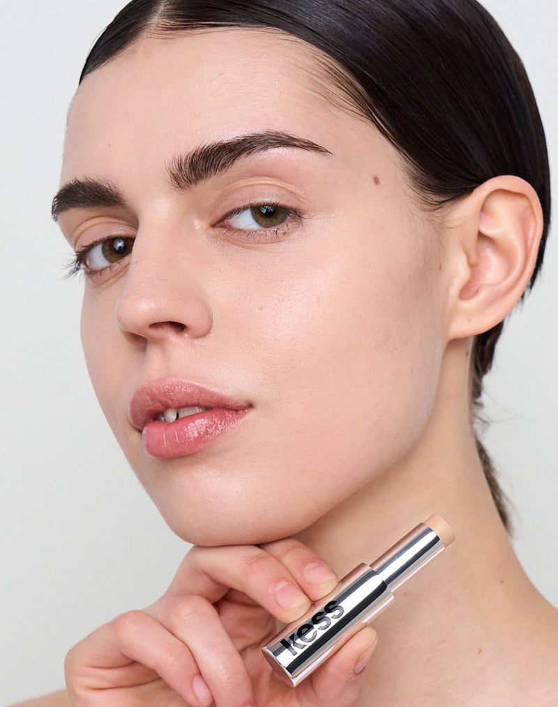 light-1; Lana trägt den Concealer in Light 1