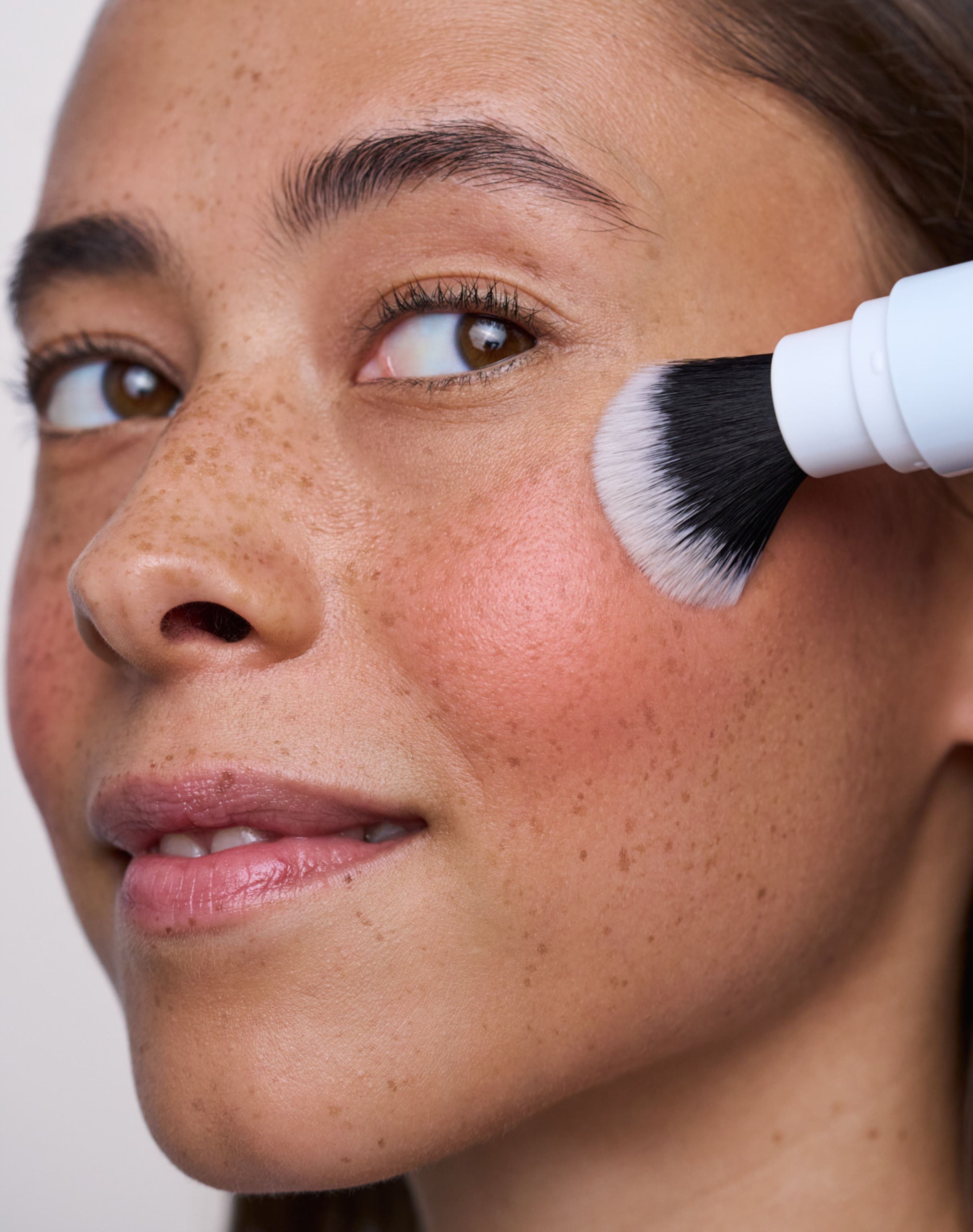 stick; click-in brush: Natalia nutzt die Click-In Brush zum Auftragen ihres Blushes in Cheeks