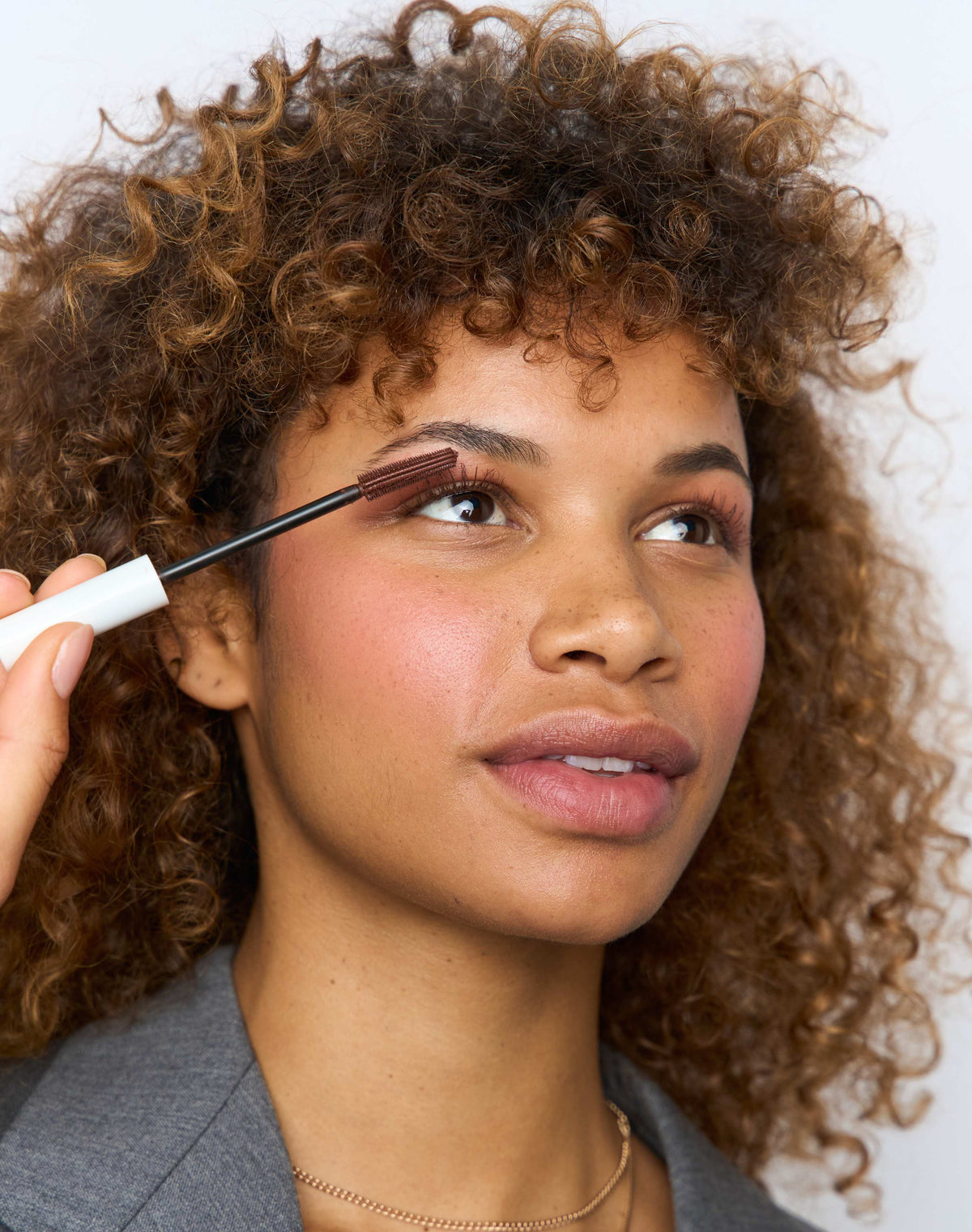 chronically late; Step 2 - Samira trägt die DAY Mascara in Brown