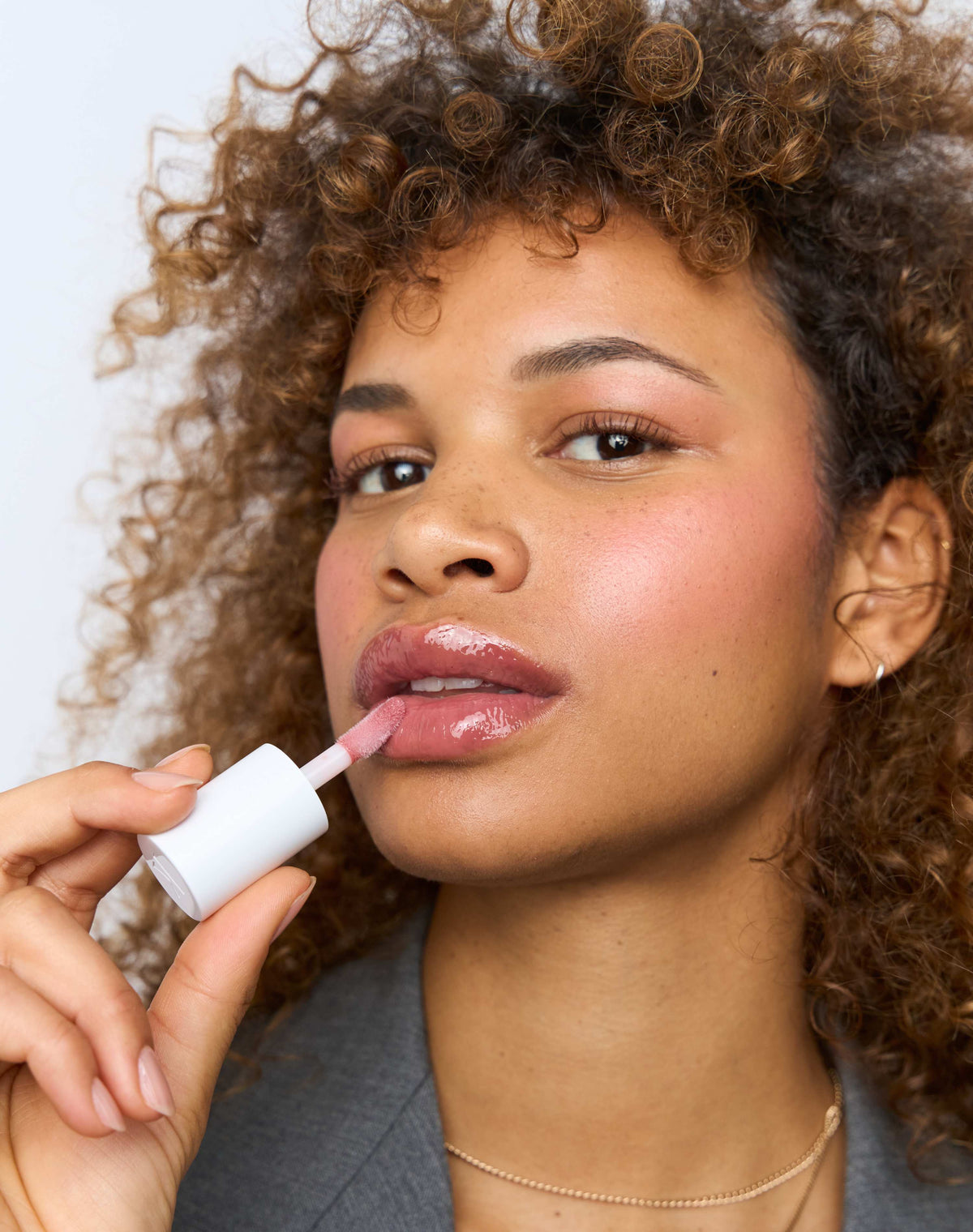 chronically late; Step 3 - Samira trägt das Jelly Treat Lip Oil in Jam
