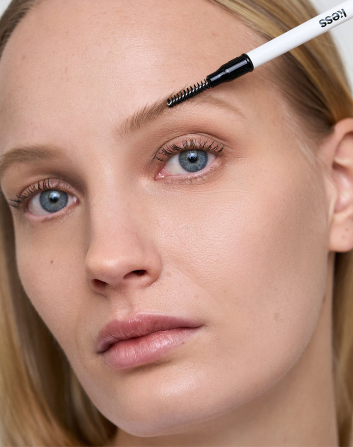 easy-brow-pencil; blonde: Leni trägt den Easy Brow Pencil in Blonde