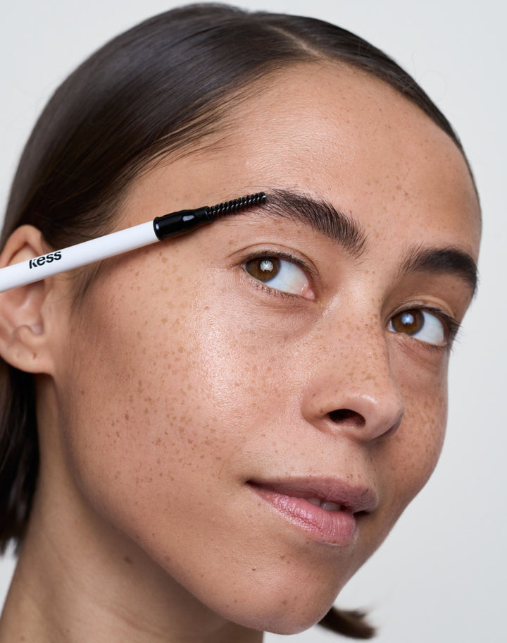 easy-brow-pencil; dark-brown: Natalia trägt den Easy Brow Pencil in Dark Brown