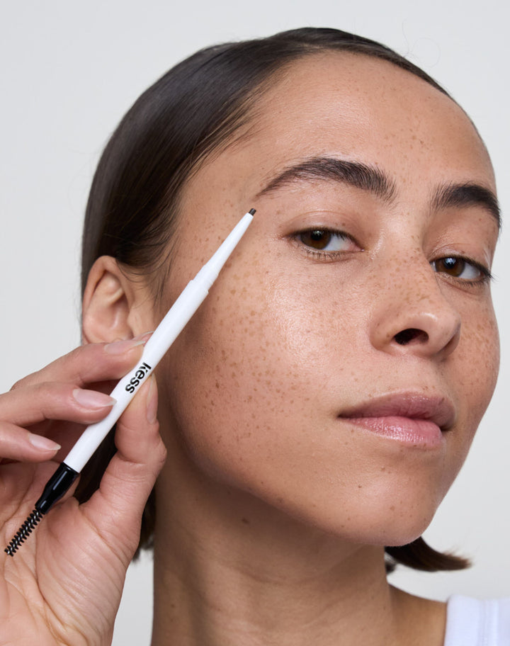 easy-brow-pencil; dark-brown: Natalia trägt den Easy Brow Pencil in Dark Brown