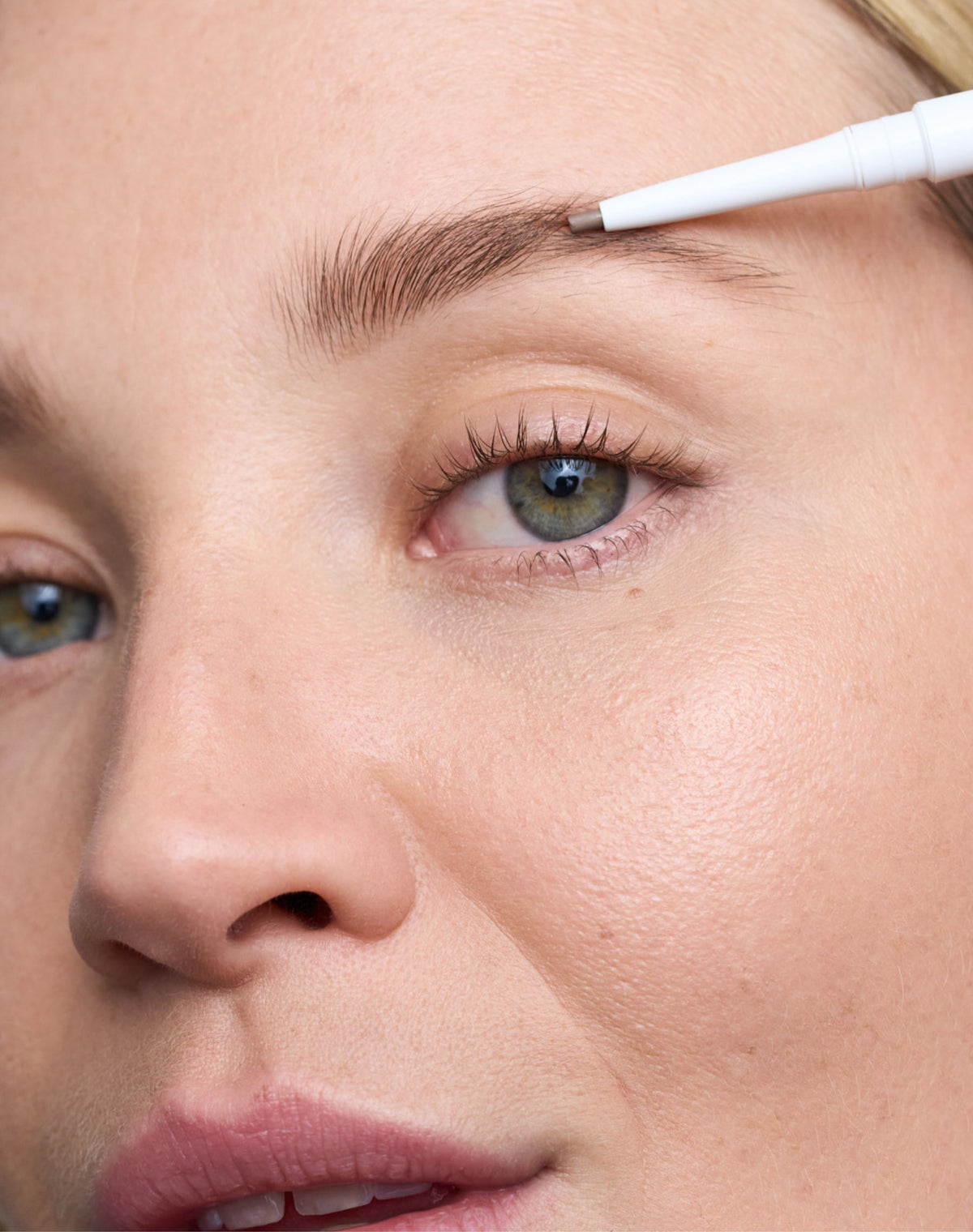 easy-brow-pencil; light-brown:  Jennifer trägt den Easy Brow Pencil in Light Brown