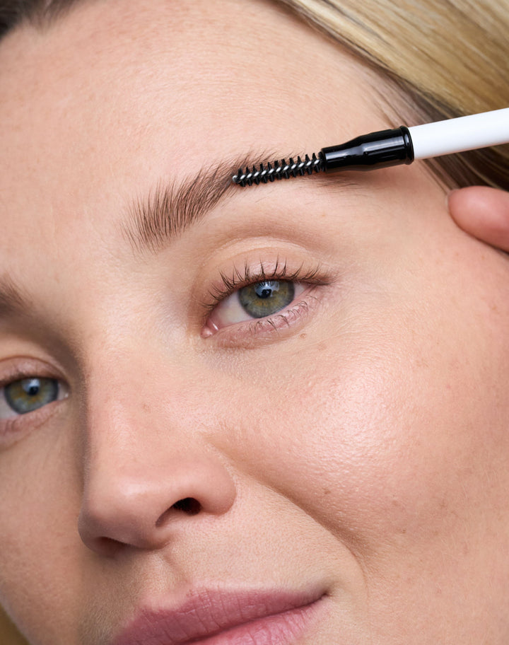 easy-brow-pencil; light-brown: Jennifer trägt den Easy Brow Pencil in Light Brown