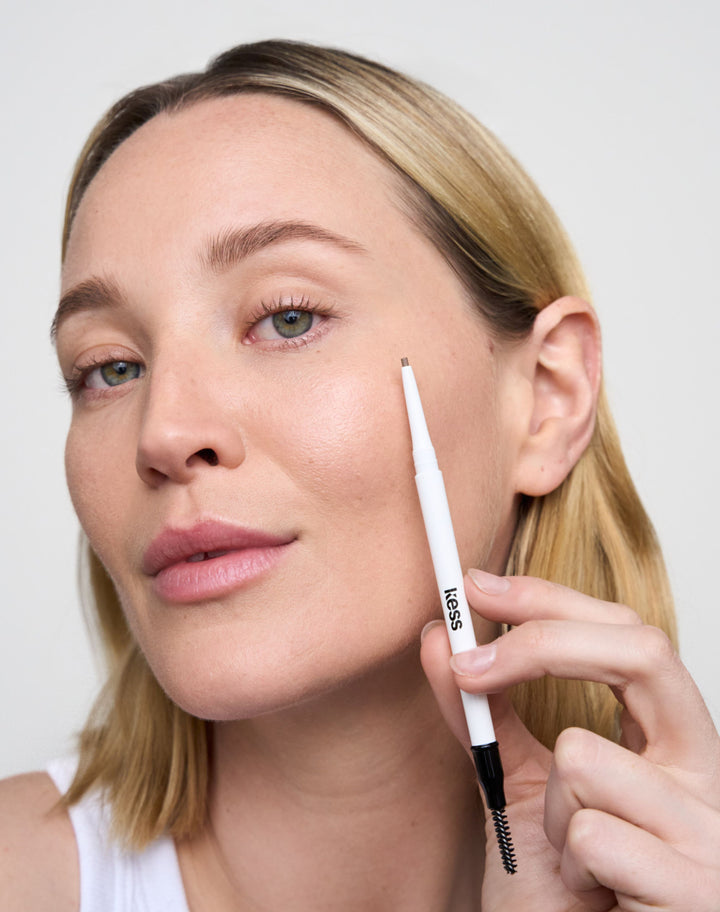 easy-brow-pencil; light-brown: Jennifer trägt den Easy Brow Pencil in Light Brown