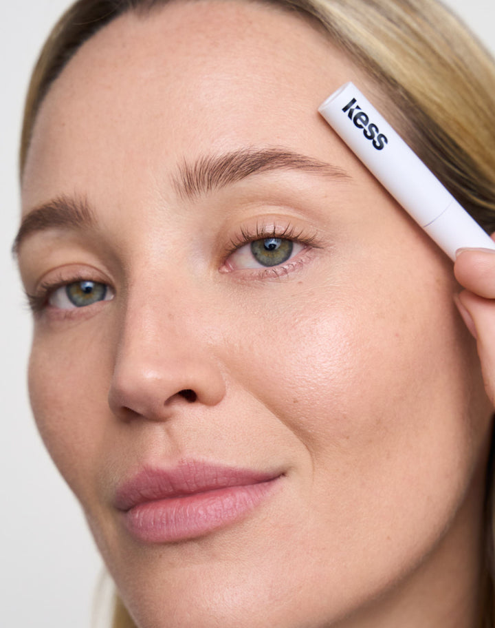 fluffy-brow-filler; light-brown: Jennifer trägt den Fluffy Brow Filler in Light Brown