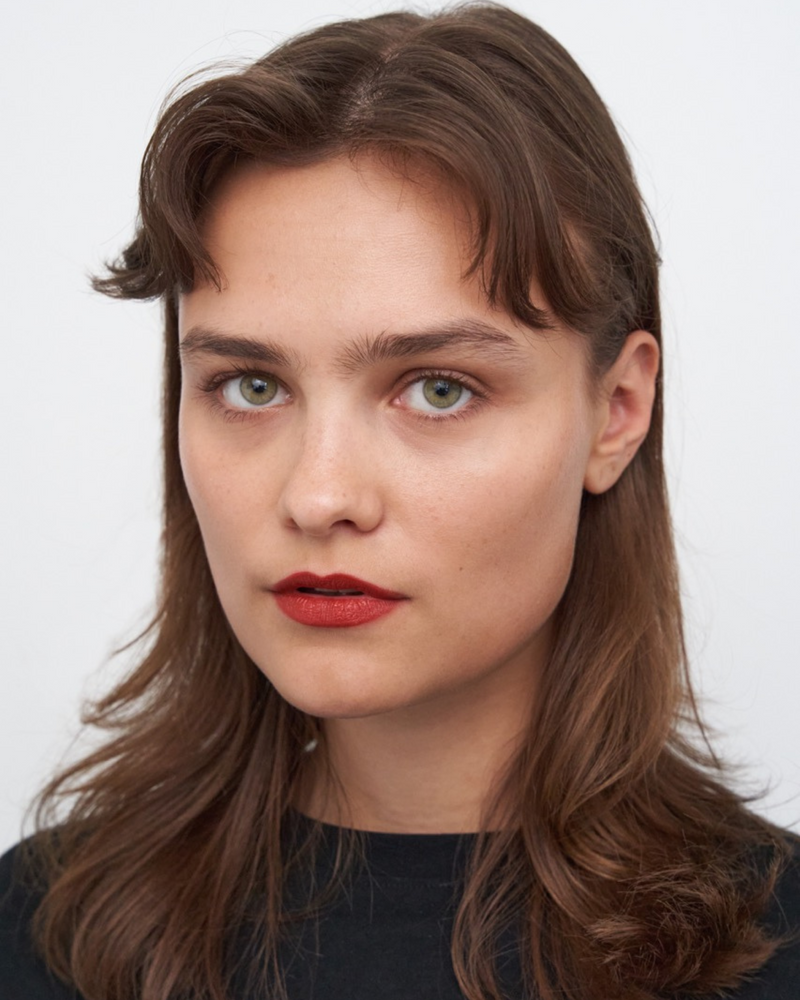 rusty-red; Ingel trägt Rusty Red 