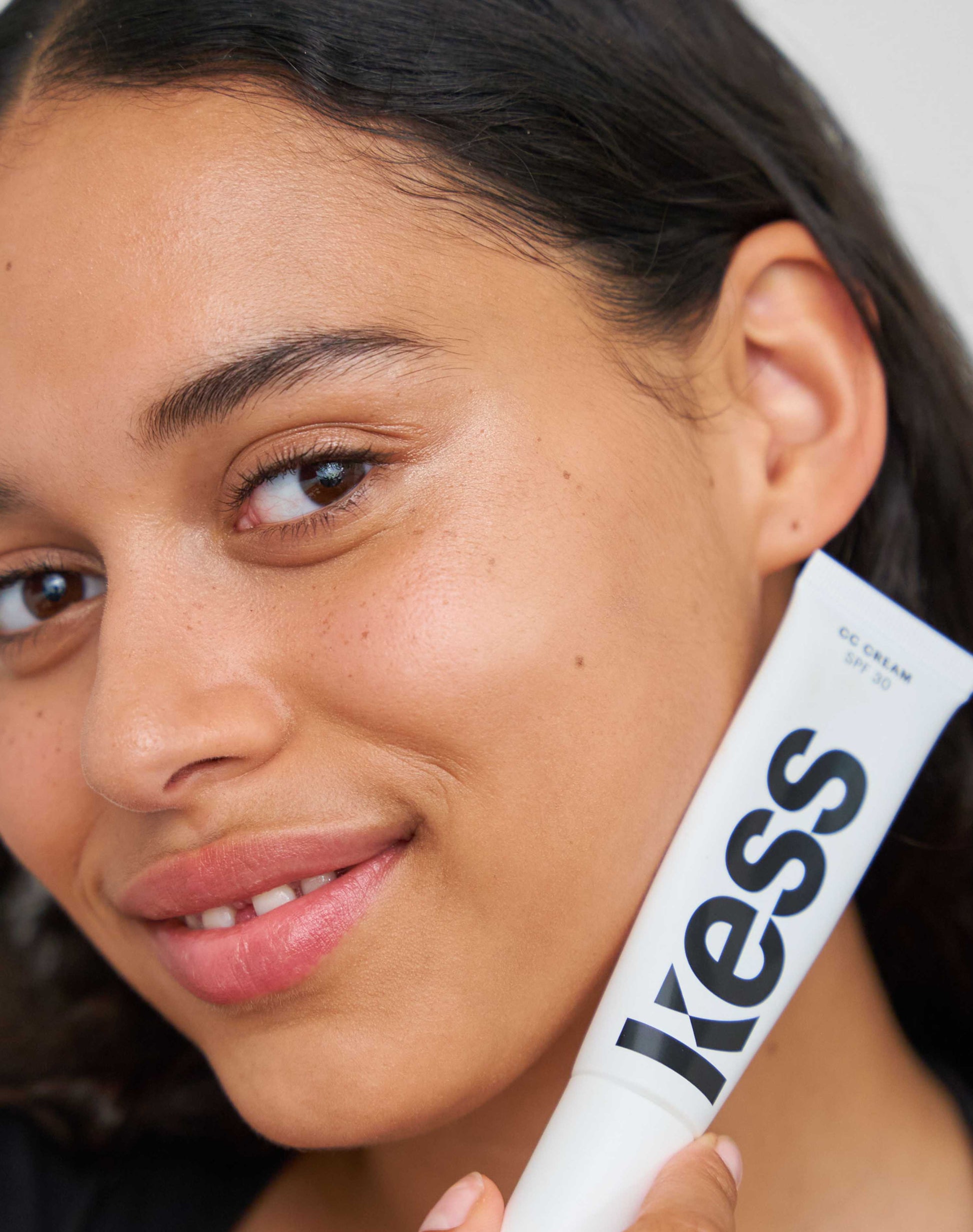 tan; Louisa trägt die CC Cream in Tan