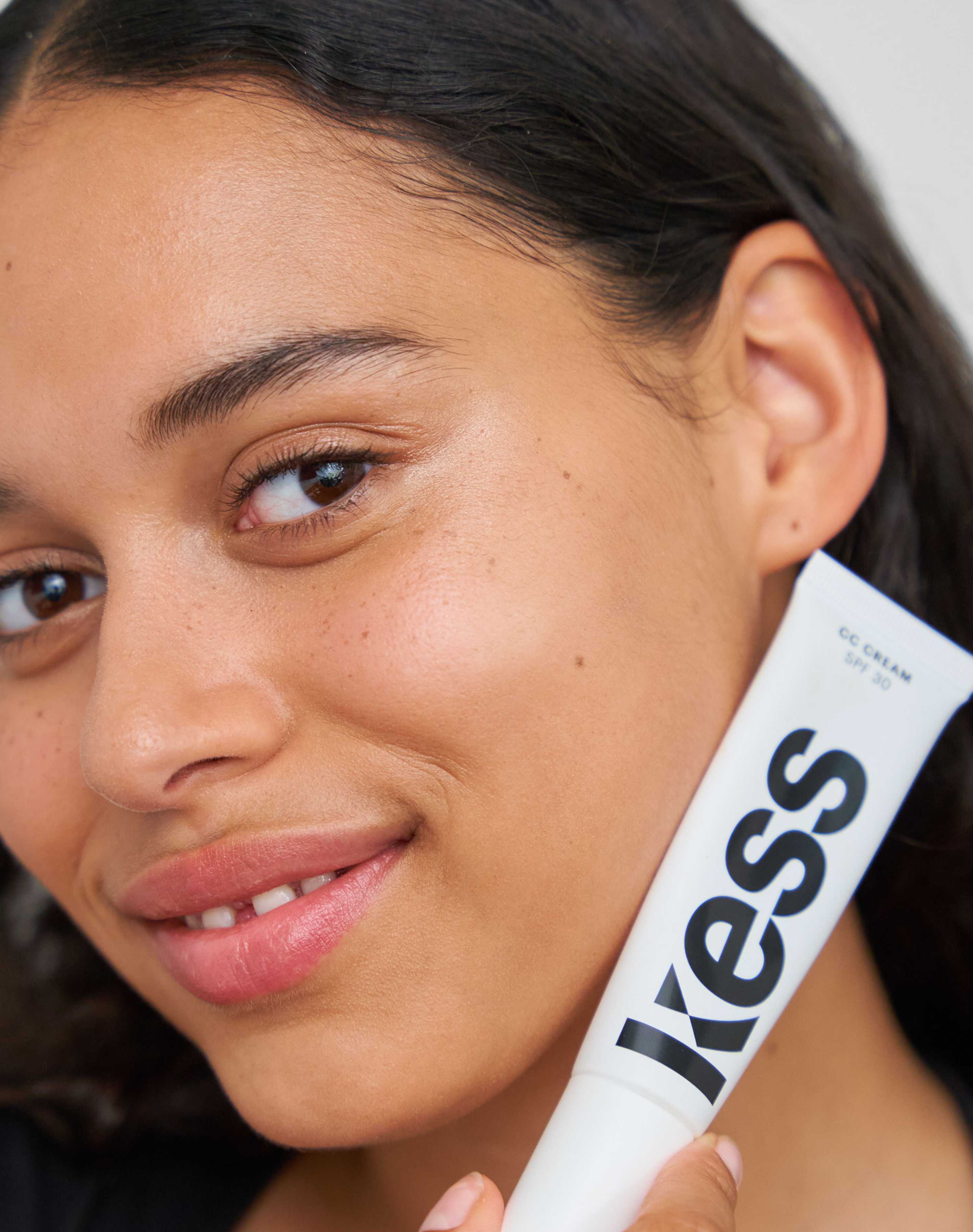 tan; Louisa trägt die CC Cream in Tan