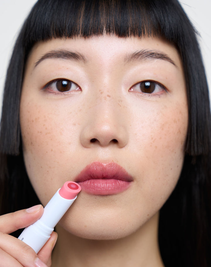triple-tint-lip-balm; Kiss: Loo Loo trägt den Triple Tint Lip Balm in Kiss