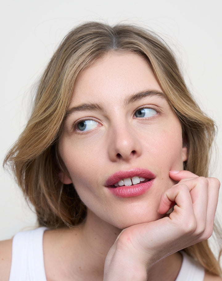 triple-tint-lip-balm; Kiss: Lydia trägt den Triple Tint Lip Balm in Kiss
