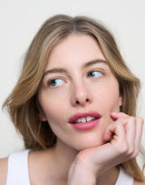 Kiss; Lydia trägt den Triple Tint Lip Balm in Kiss