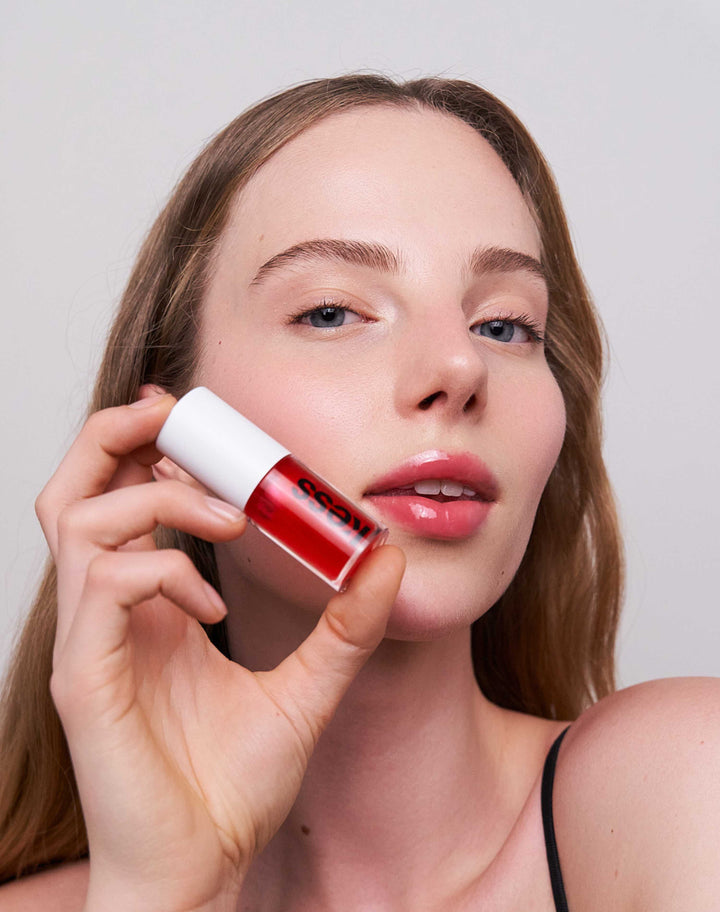 jelly-treat-lip-oil; drip: Paula trägt das Jelly Treat Lip Oil in Drip