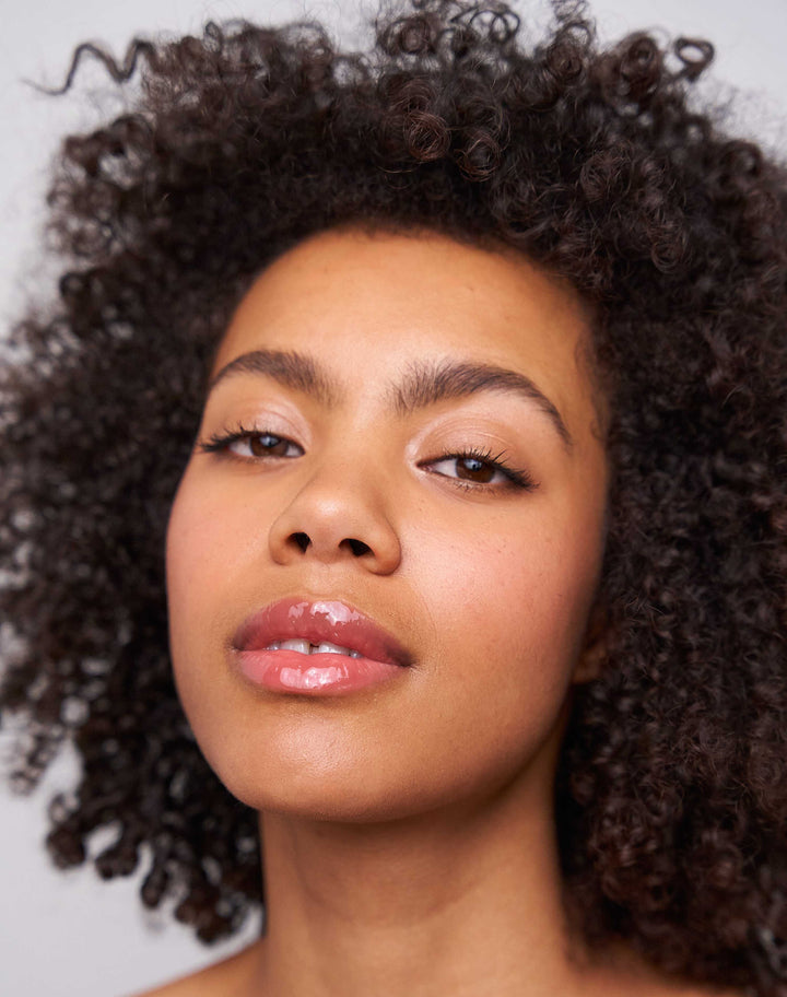 jelly-treat-lip-oil; jam: Theresa trägt das Jelly Treat Lip Oil in Jam