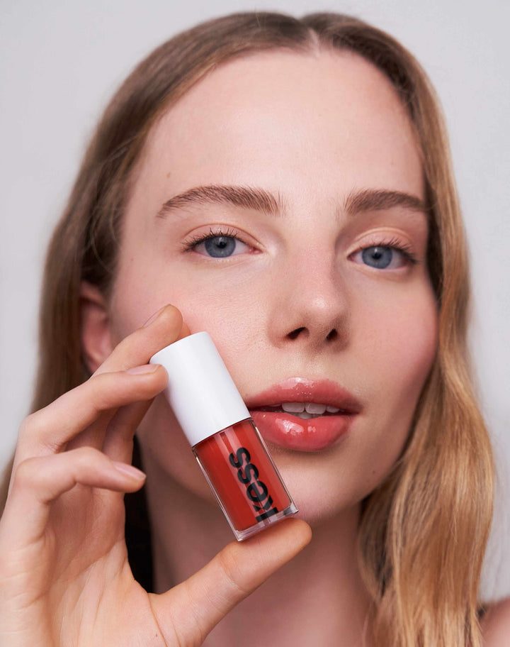 jelly-treat-lip-oil; juice: Paula trägt das Jelly Treat Lip Oil in Juice