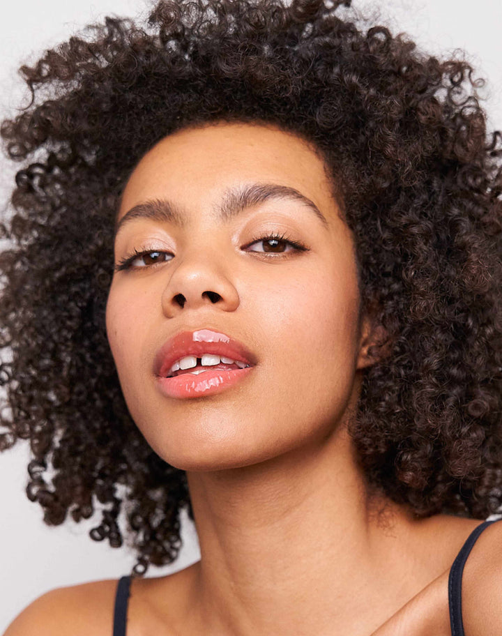 jelly-treat-lip-oil; juice: Theresa trägt das Jelly Treat Lip Oil in Juice