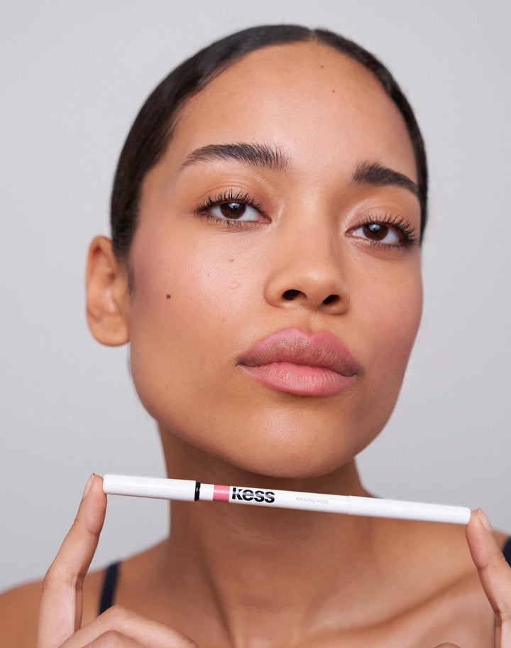 soft-shape-lip-liner; natural rose: Celine trägt den Soft Shape Lip Liner in Natural Rose