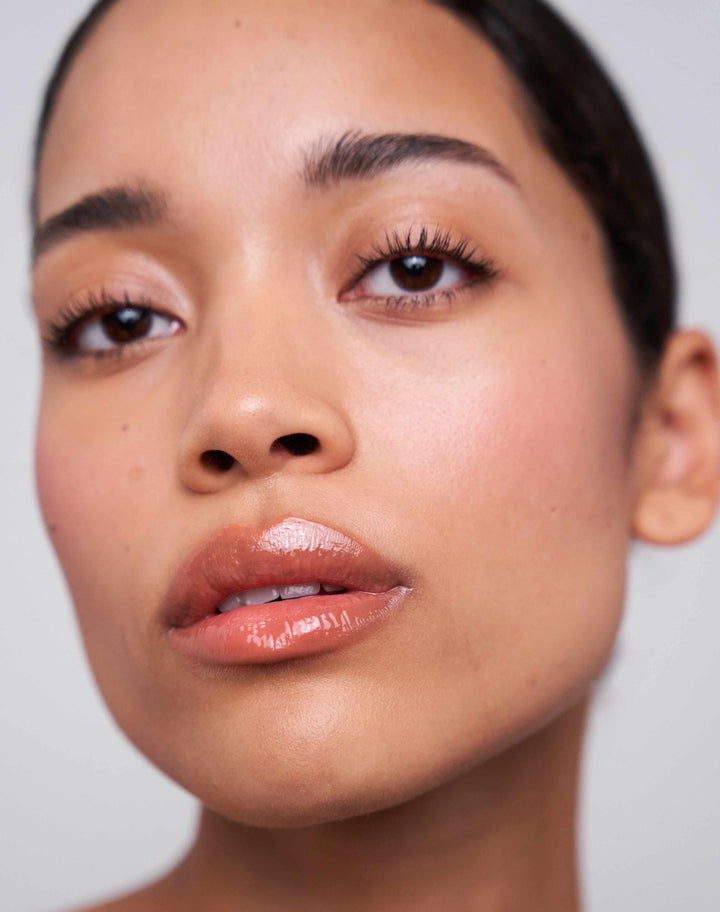 soft-shape-lip-liner; caramel-nude:Celine trägt Soft Shape Lip Liner in Caramel Nude und Jelly Treat Lip Oil in Juice