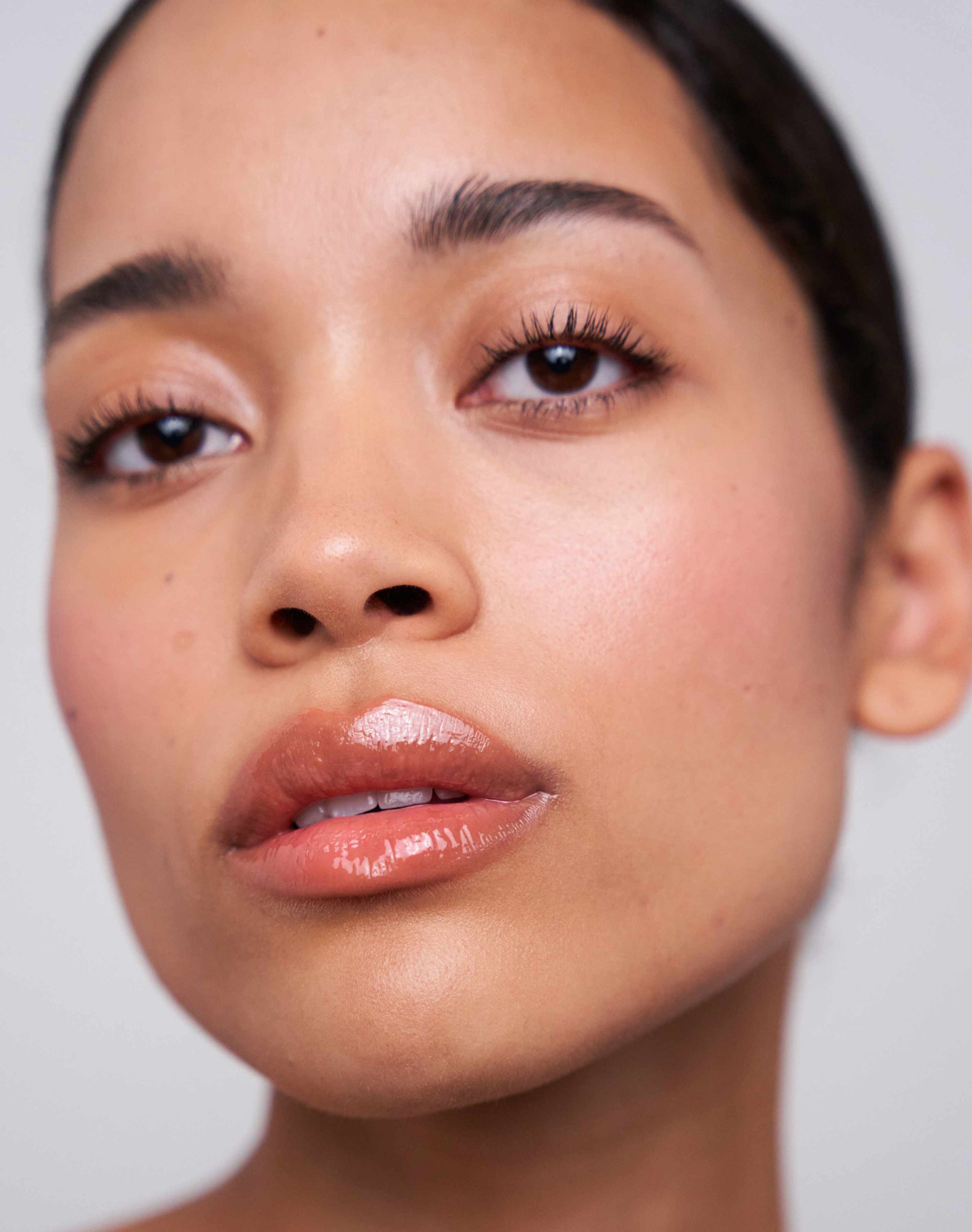 ; Celine trägt den Soft Shape Lip Liner in Caramel Nude + Jelly Treat Lip Oil in Juice