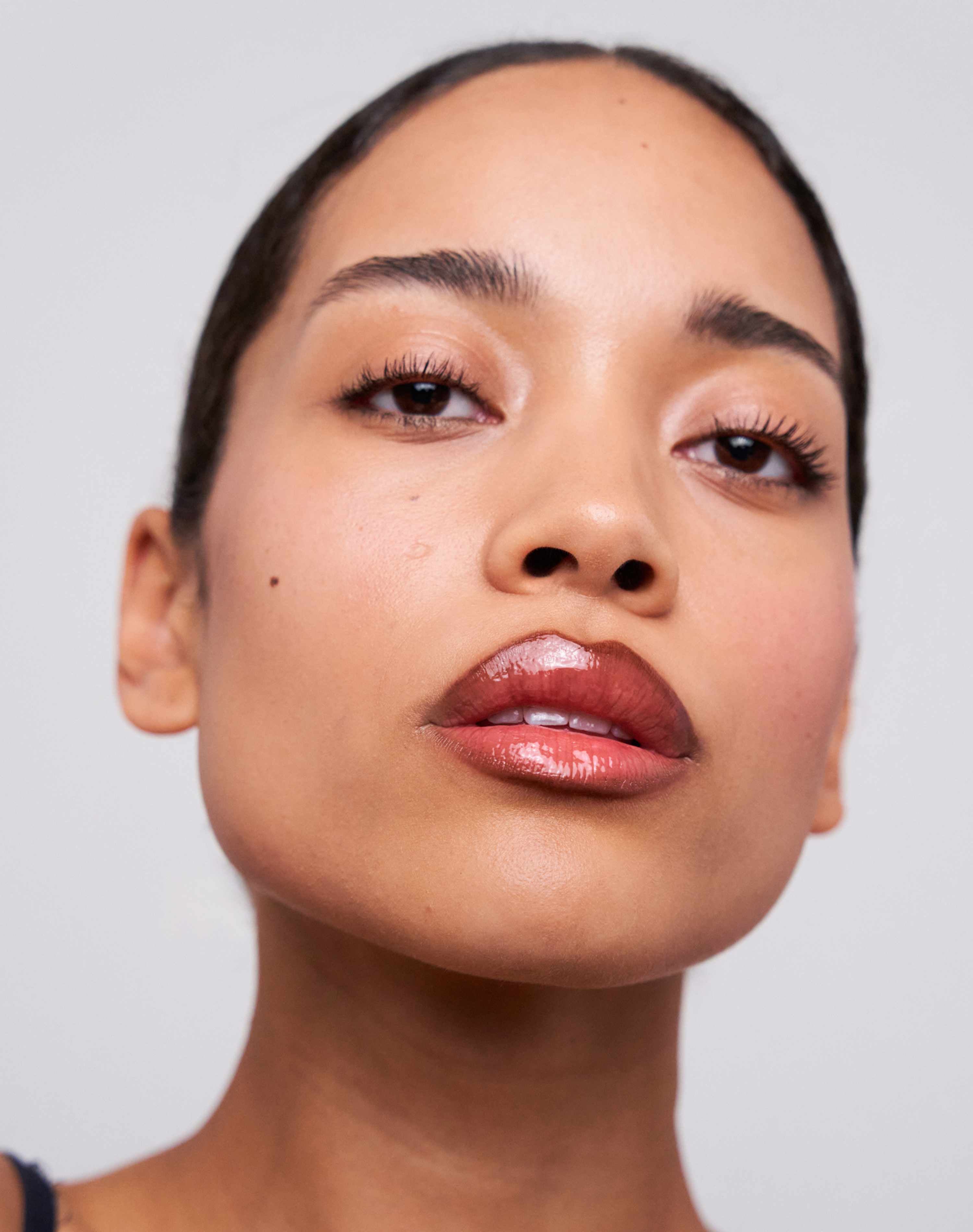 ; Celine trägt den Soft Shape Lip Liner in Chocolate Brown + Jelly Treat Lip Oil in Drip