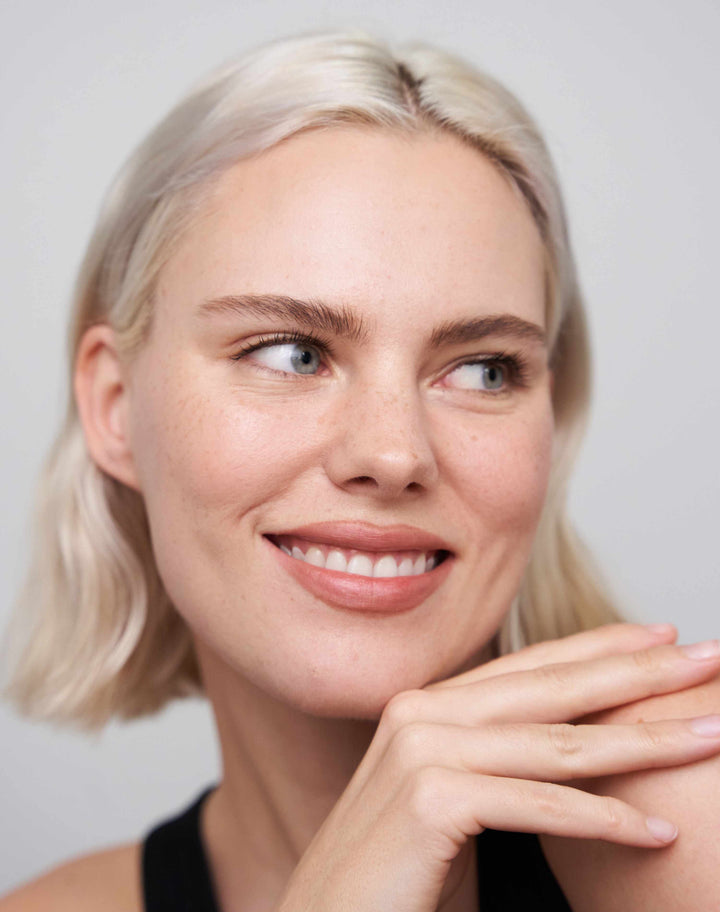 soft-shape-lip-liner; neutral-brown: Julia trägt Soft Shape Lip Liner in Neutral Brown und Lipstick in Warm Nude