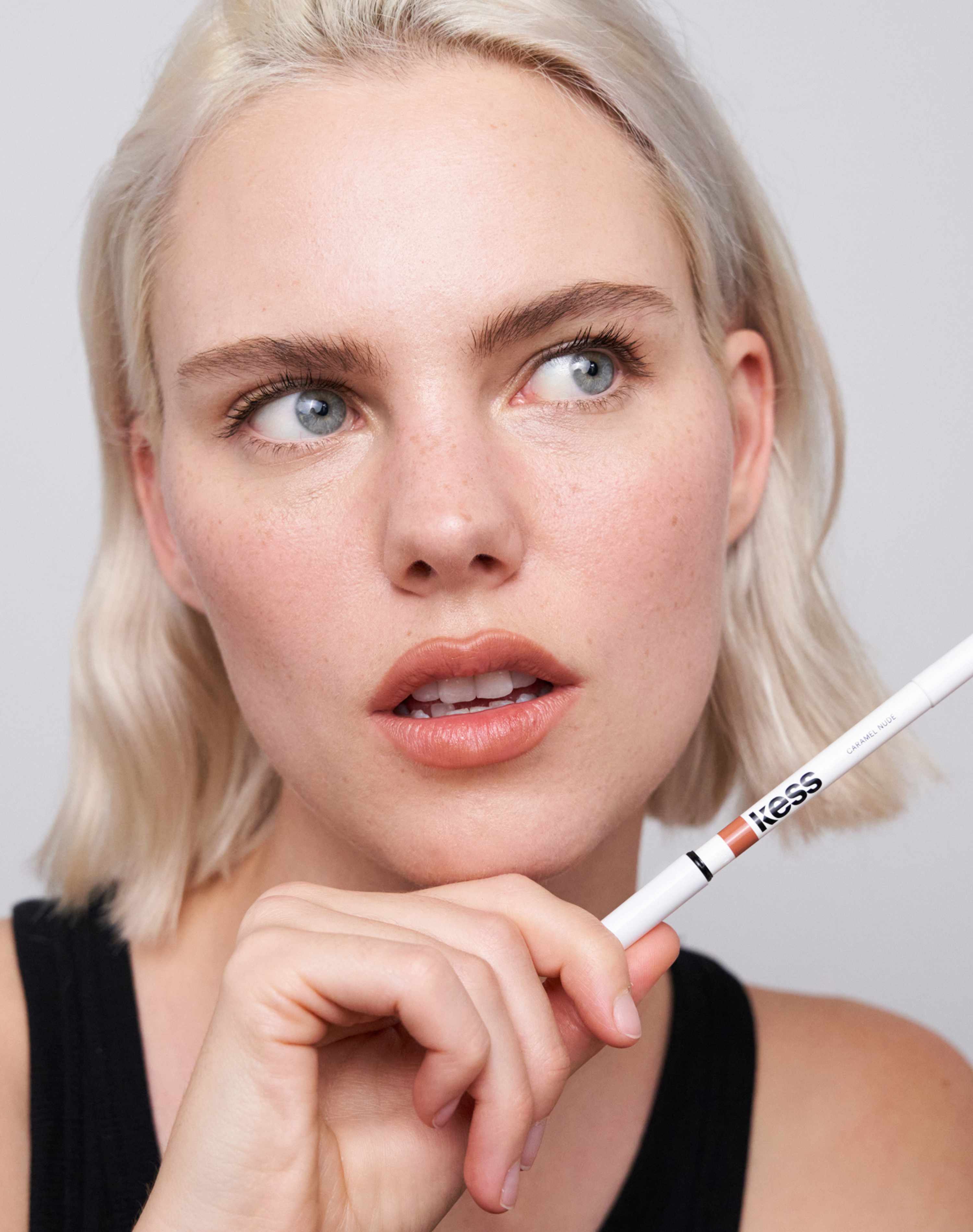 ; Julia trägt den Lipliner in der Farbe Caramel Nude