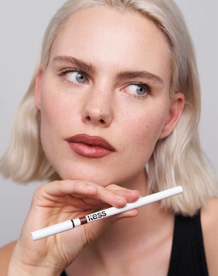 soft-shape-lip-liner; chocolate-brown: Julia trägt den Soft Shape Lip Liner in Chocolate Brown