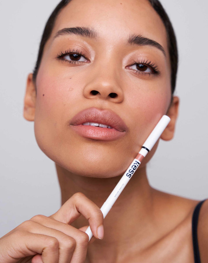 soft-shape-lip-liner; neutral-brown: Celine trägt den Soft shape Lip Liner in Neutral Brown