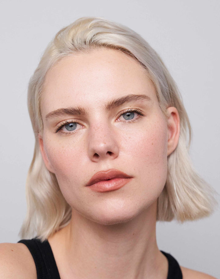 soft-shape-lip-liner; caramel-nude: Julia trägt den Soft Shape Lip Liner in Caramel Nude