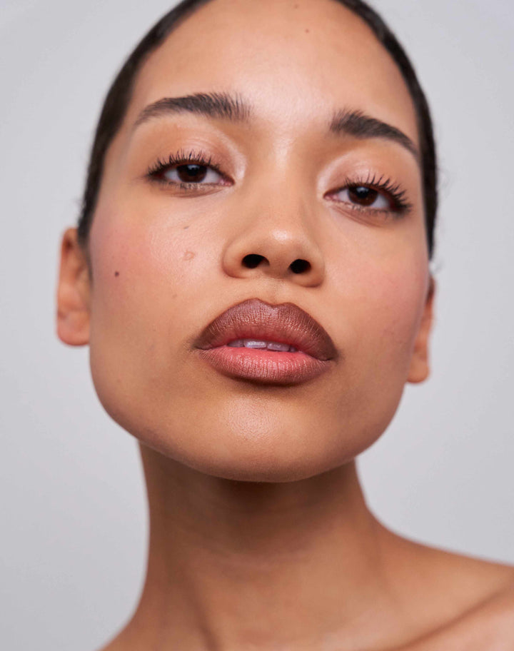 soft-shape-lip-liner; chocolate-brown: Celine trägt den Soft Shape Lip Liner in Chocolate Brown