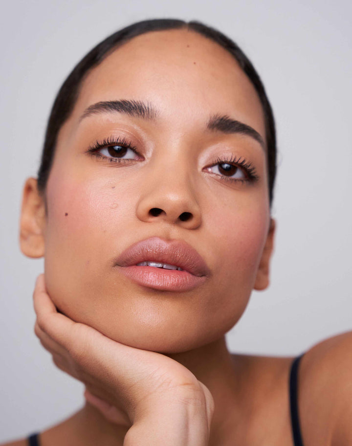 soft-shape-lip-liner; neutral-brown: Celine trägt den Soft Shape Lip Liner in Neutral Brown