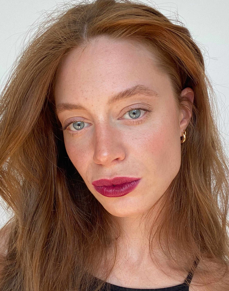 burgundy-red; Lisa trägt Burgundy Red