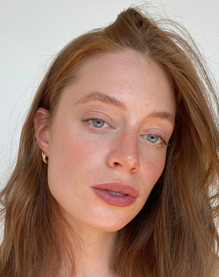 kess-lipstick-slimliner; chocolate-nude: Lisa trägt Chocolate Nude