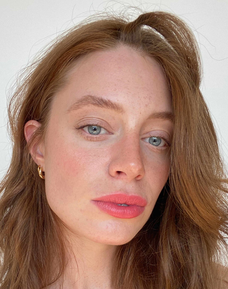 peachy-coral; Lisa trägt Peachy Coral