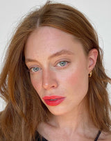 poppy-red; Lisa trägt Poppy Red