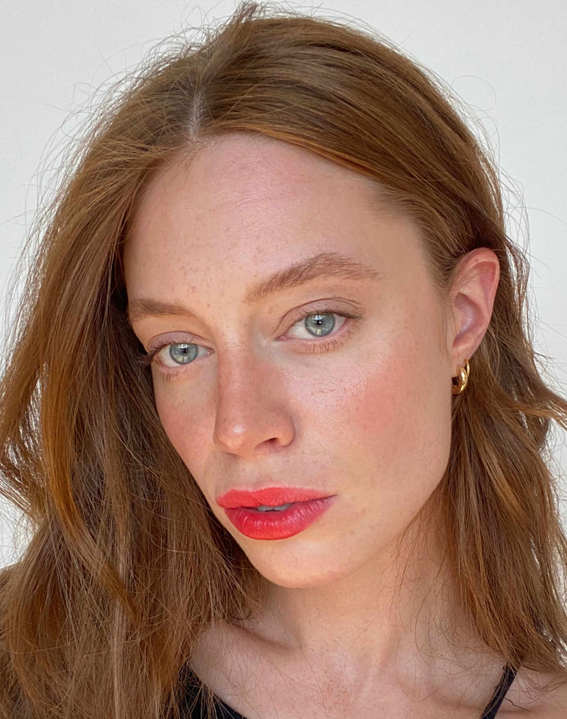 poppy-red; Lisa trägt Poppy Red