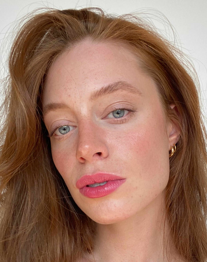 kess-lipstick-slimliner; rosy-pink: Lisa trägt Rosy Pink