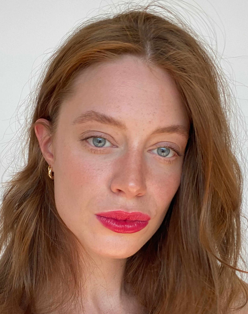 royal-red; Lisa trägt Royal Red