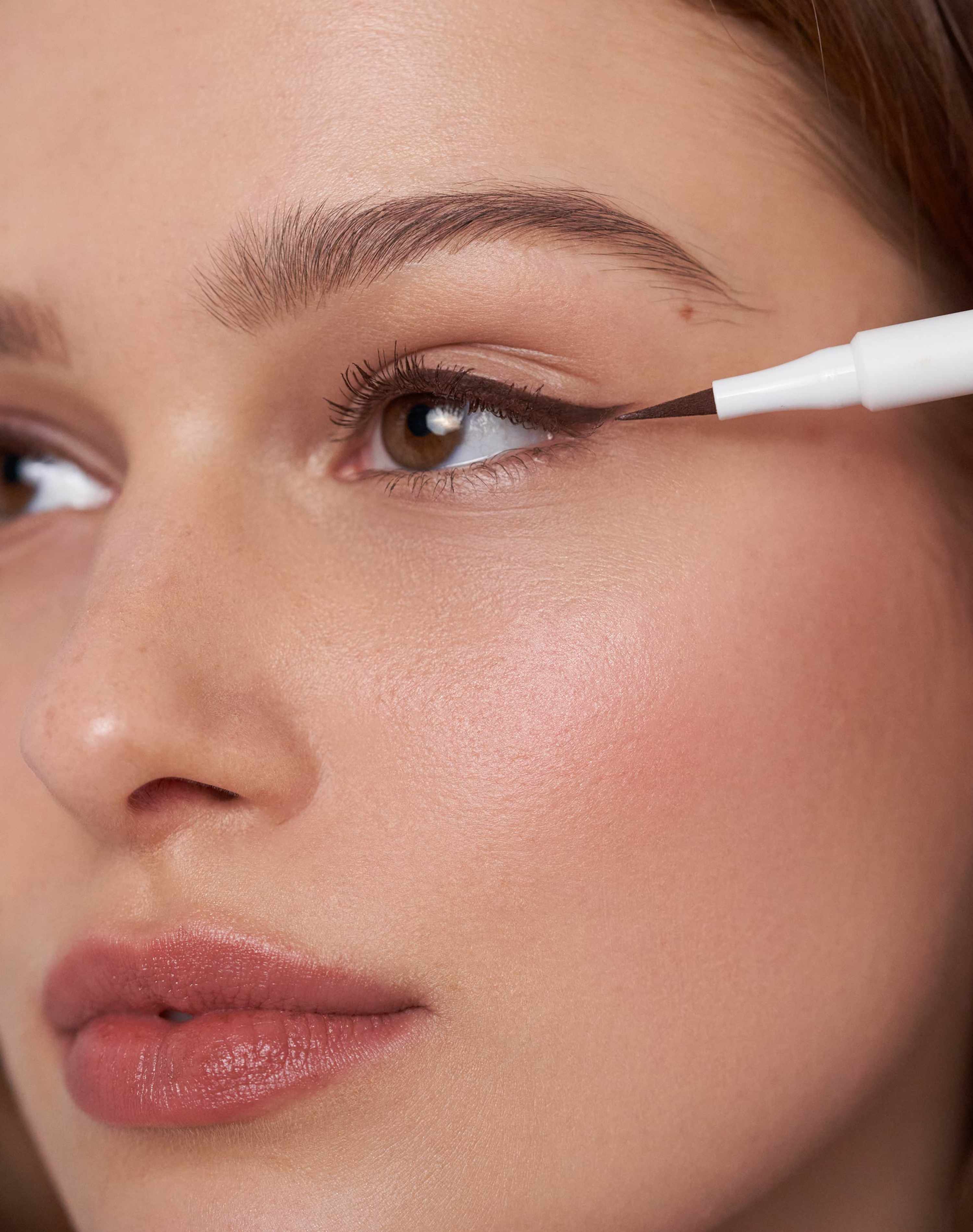 ; Lena trägt den Liquid Eyeliner in Soft Brown