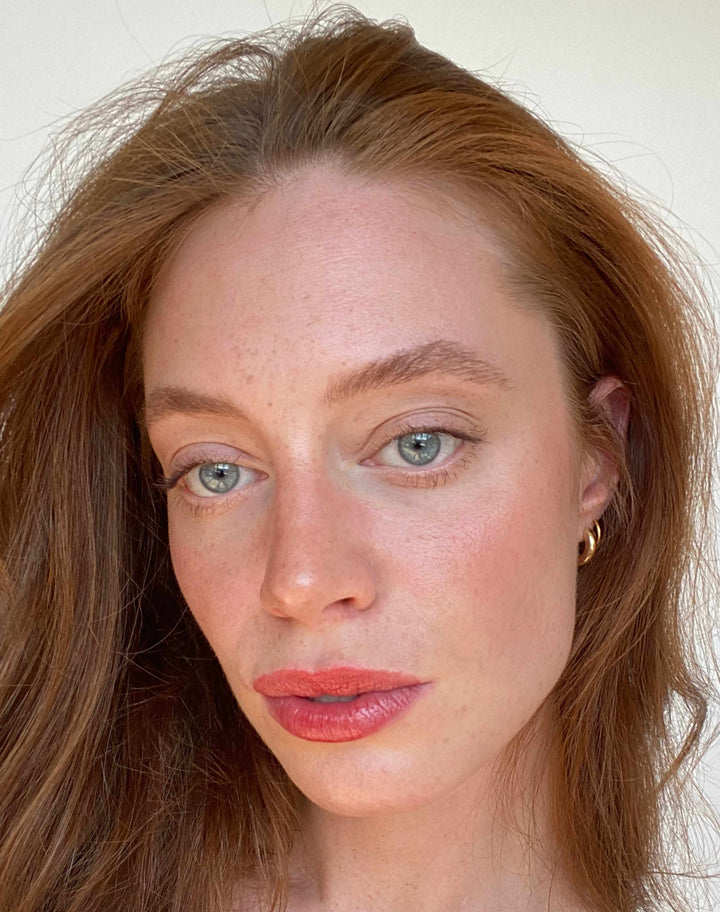 kess-lipstick-slimliner; rusty-red: Lisa trägt Rusty Red 